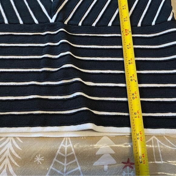 🌺3 for $30🌺Cable & Gauge Black and White Striped Tank Top, size M. (S120) - Picture 6 of 6